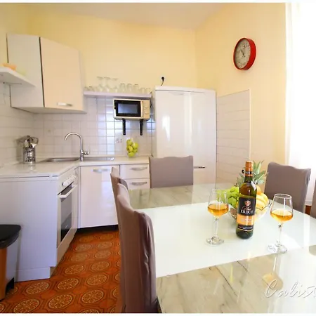 Smoljic 4+2 Apartment *