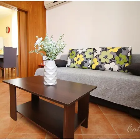 Smoljic 4+2 Apartment *